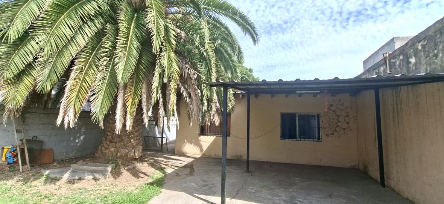 4-room house with patio on José Clemente Paz Street