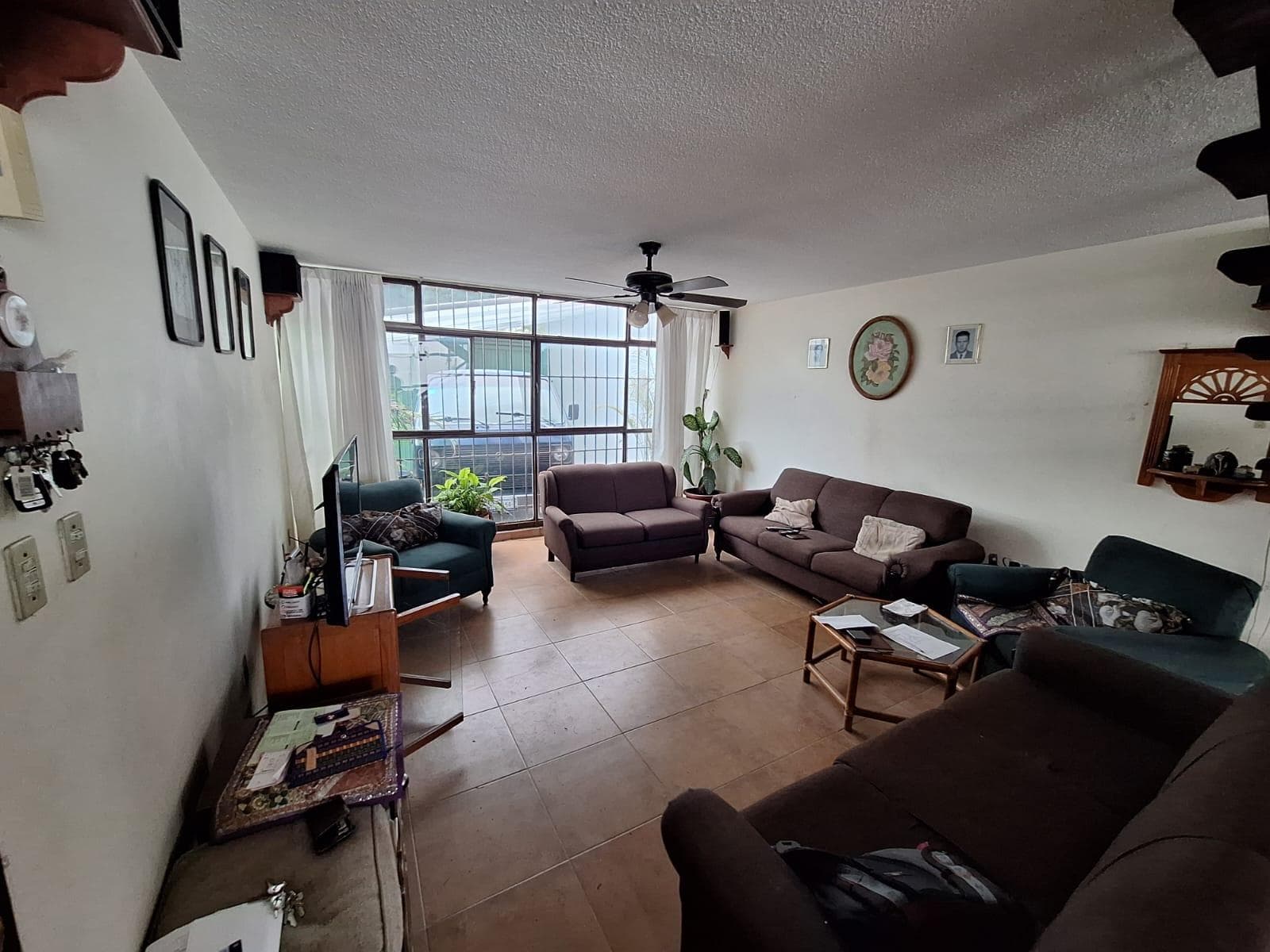 Modern House in León with 4 Bedrooms, a Maid's Room, and a Backyard