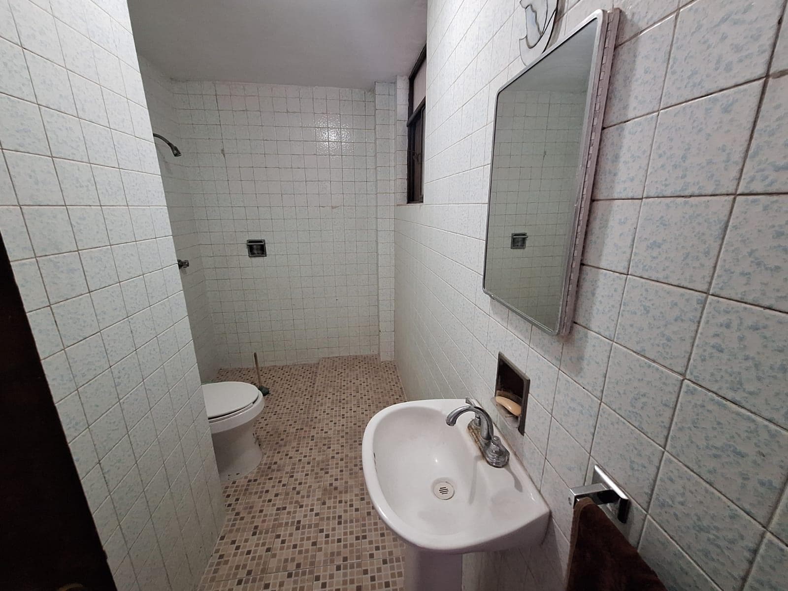 Modern House in León with 4 Bedrooms, a Maid's Room, and a Backyard