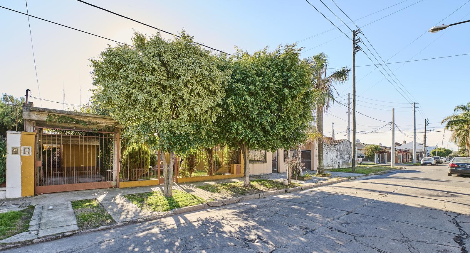 For Sale: HOUSE ON ITS OWN LOT (10 x 30) – 3 ROOMS – BARBECUE AREA GARDEN 2 PARKING SPACES – QUALIFIES FOR MORTGAGE