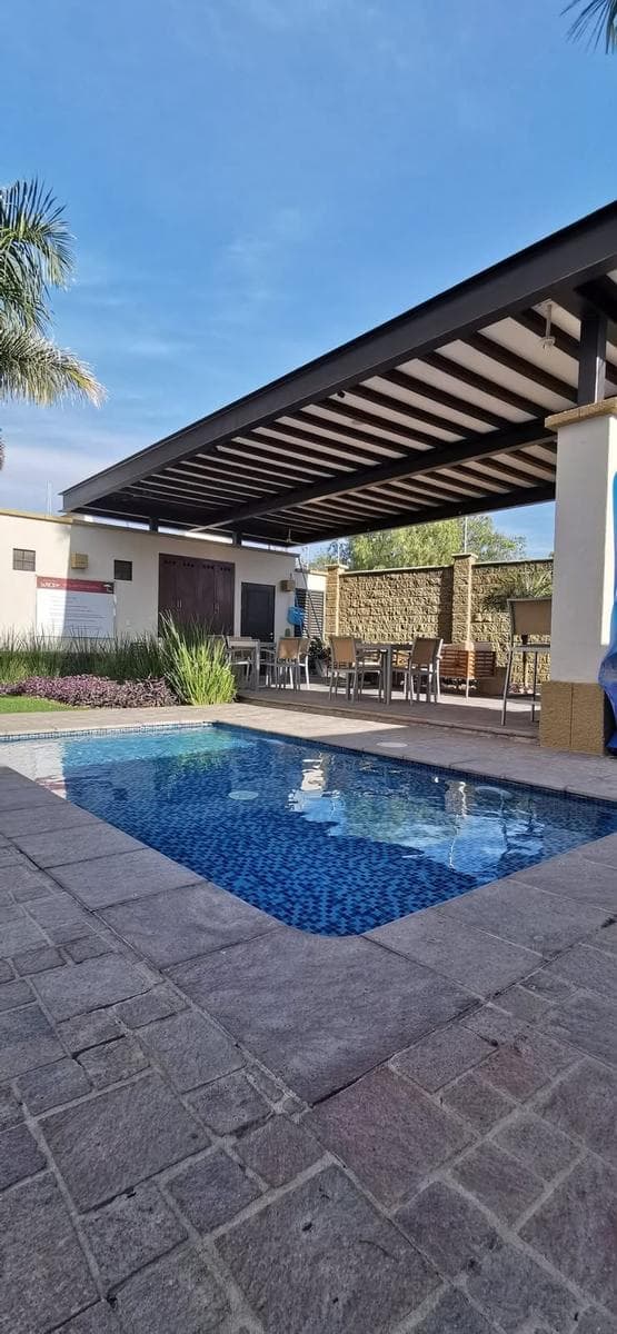 House in Mayorazgo, La Rioja, with 4 Bedrooms, Solar Panels, and Amenities Including a Pool