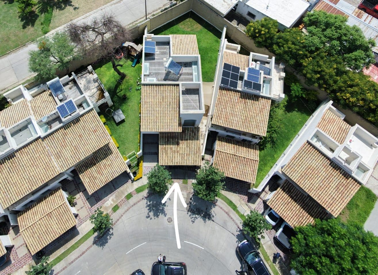 House in Mayorazgo, La Rioja, with 4 Bedrooms, Solar Panels, and Amenities Including a Pool
