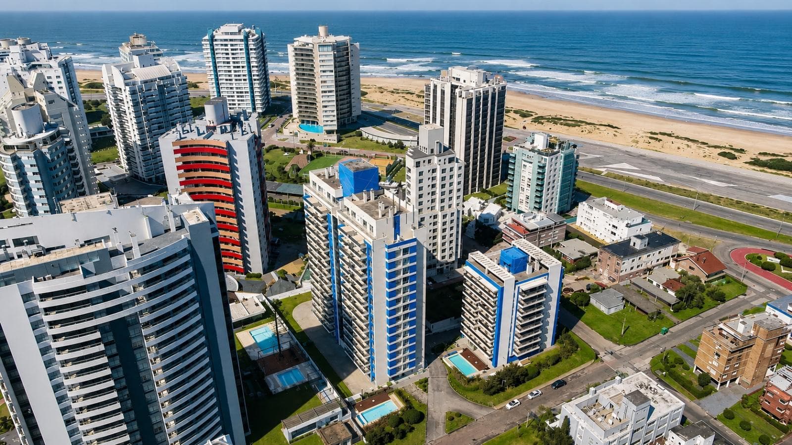 2-bedroom apartment for sale in Punta del Este Brava. Garage