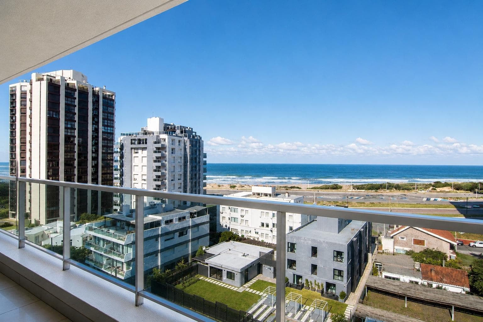 2-bedroom apartment for sale in Punta del Este Brava. Garage