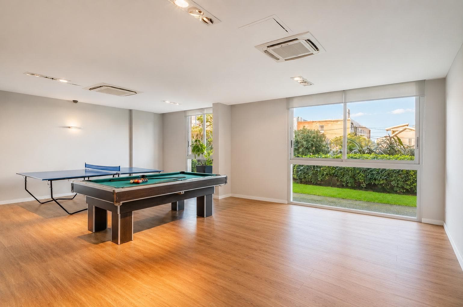 2-bedroom apartment for sale in Punta del Este Brava. Garage
