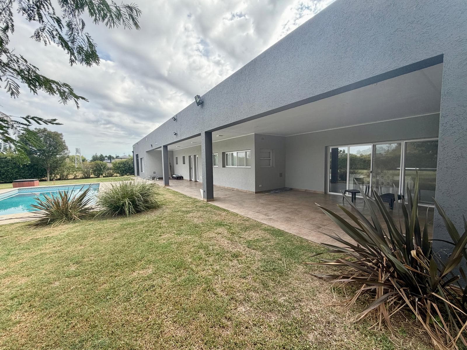 House for sale: 5 rooms, pool, garden, Luján and San Roque regions