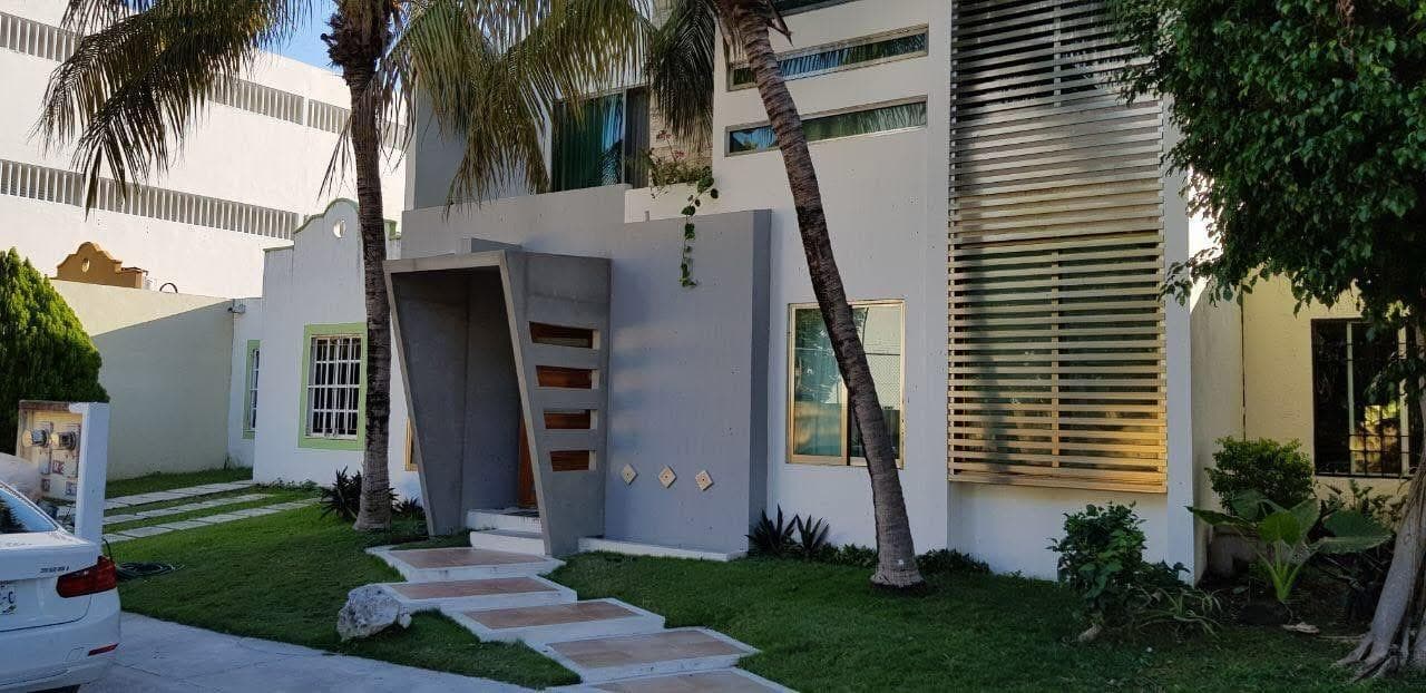 House FOR SALE IN THE LAS AMERICAS RESIDENTIAL COMPLEX!!!