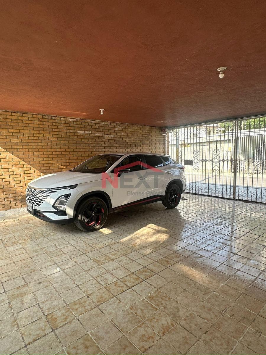 House for Sale in Colonia Jardín | Attached Apartment | Opportunity to Renovate or Develop Apartments | Saltillo, Coahuila