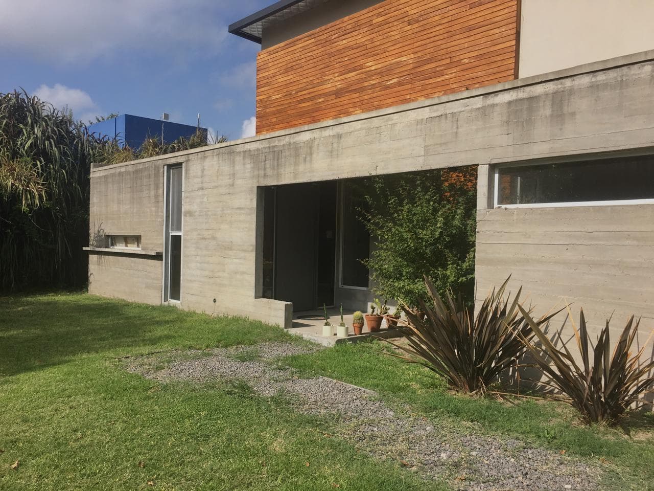 5-Bedroom House for Sale or Rent in La Laguna, Santa Clara Neighborhood, Villanueva, Tigre