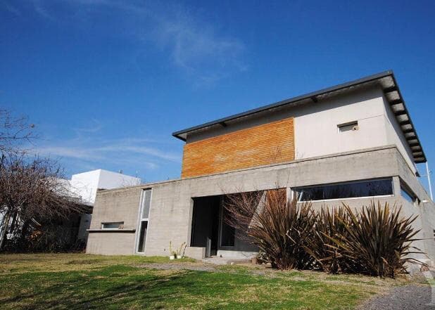 5-Bedroom House for Sale or Rent in La Laguna, Santa Clara Neighborhood, Villanueva, Tigre