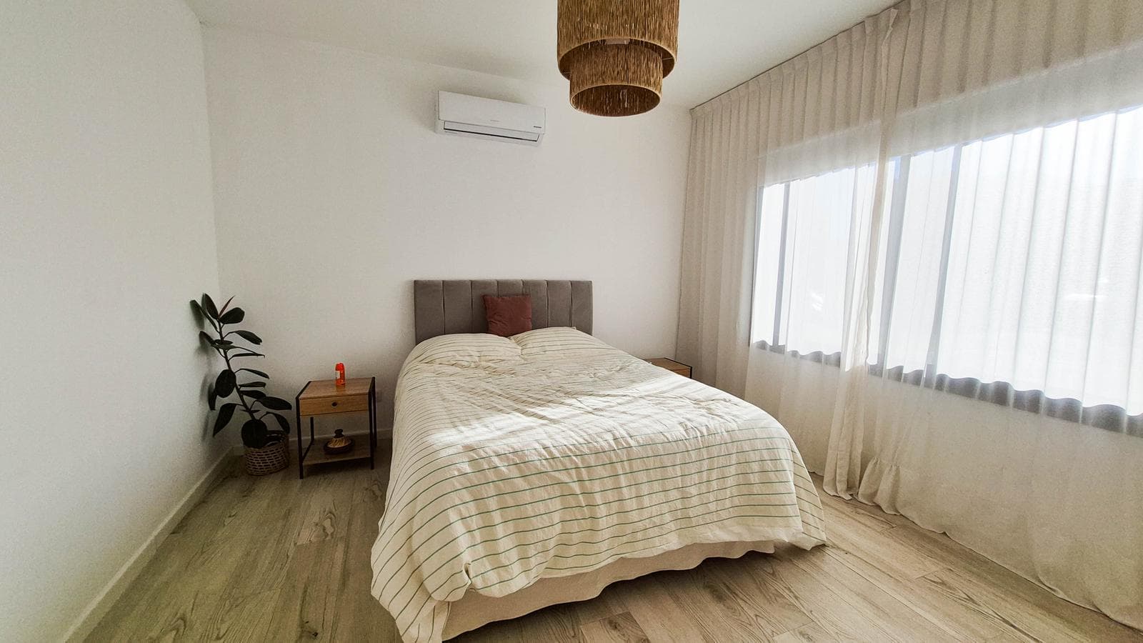 4-Bedroom House for Sale on an Interior Lot with a Pool in Vila Marina Villanueva