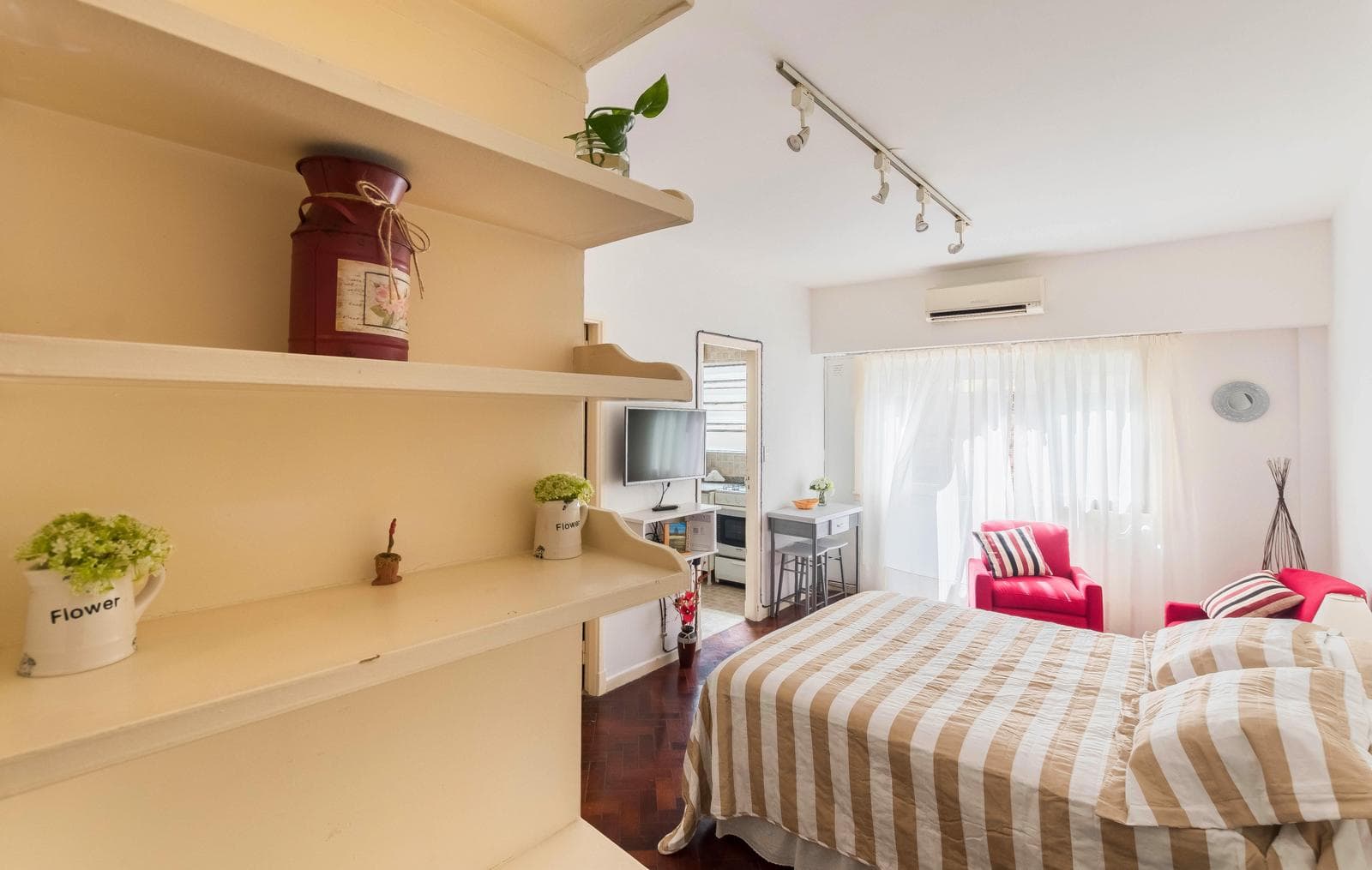 Furnished studio apartment for short-term rent in Caballito