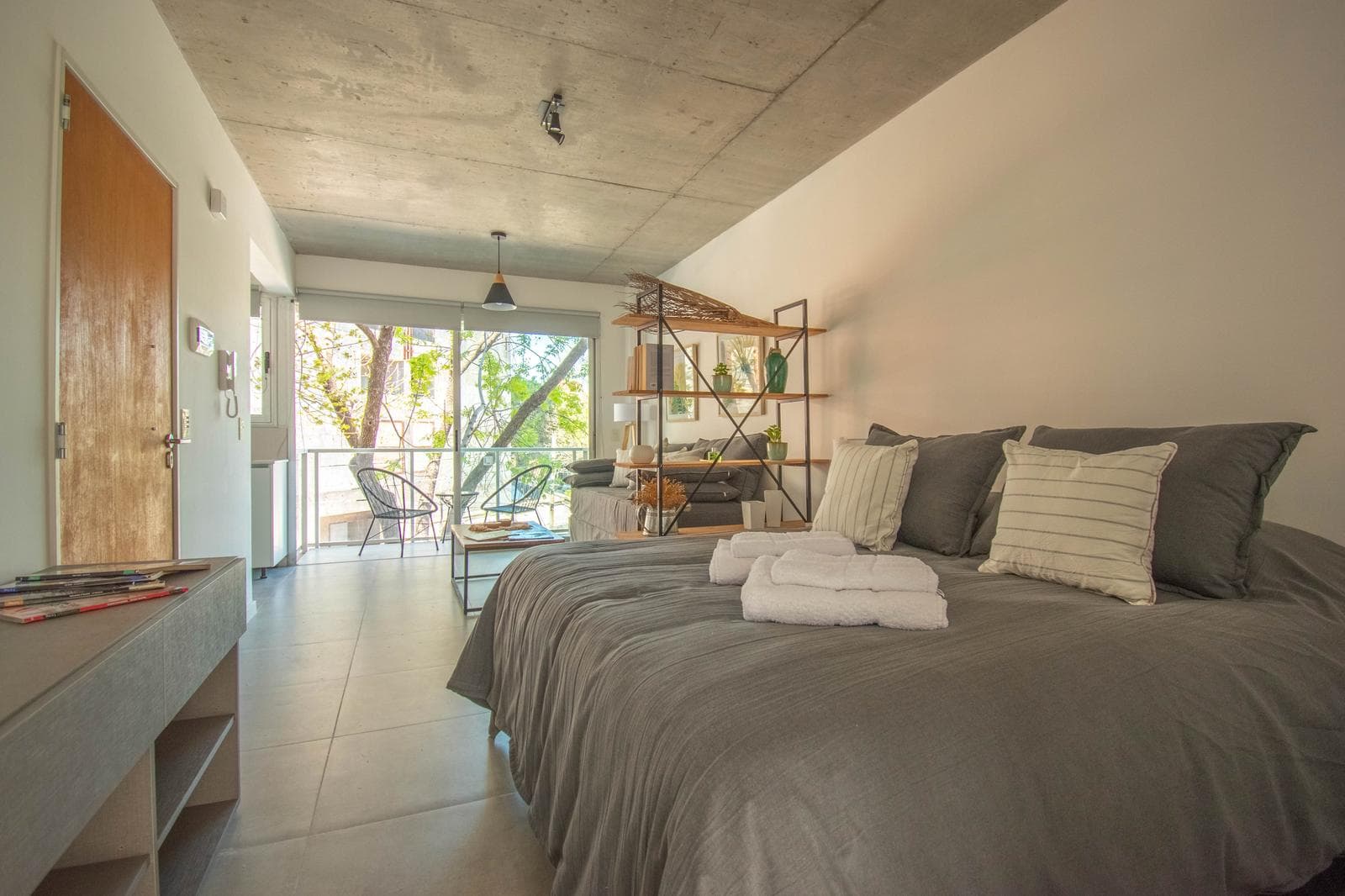 Furnished studio apartment with a balcony available for short-term rent in Nuñez