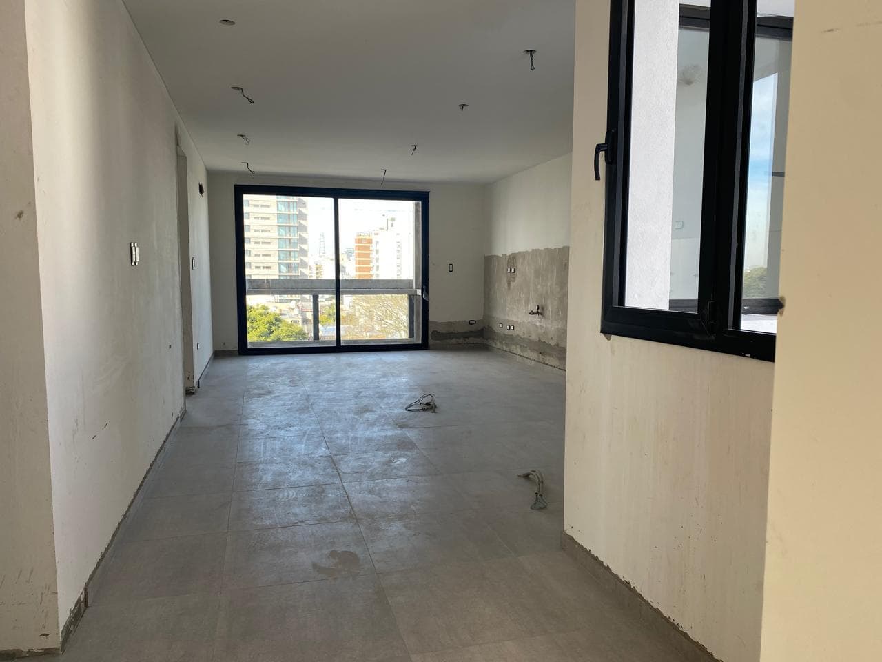 Apartment in La Plata, 37th Street between 7th and 8th Streets. 2-bedroom apartment with an office, barbecue, and garage