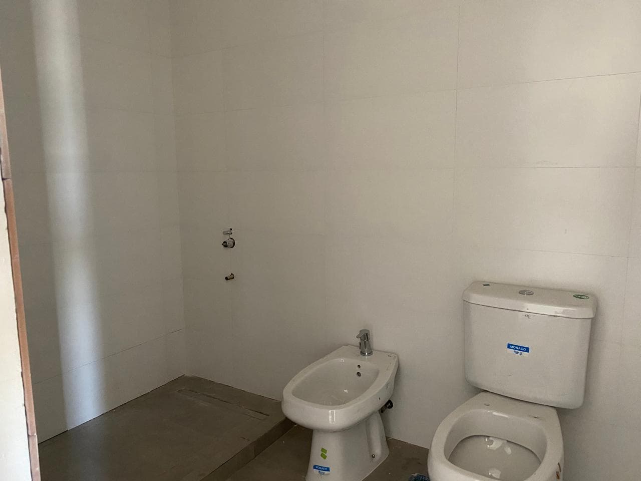 Apartment in La Plata, 37th Street between 7th and 8th Streets. 2-bedroom apartment with an office, barbecue, and garage