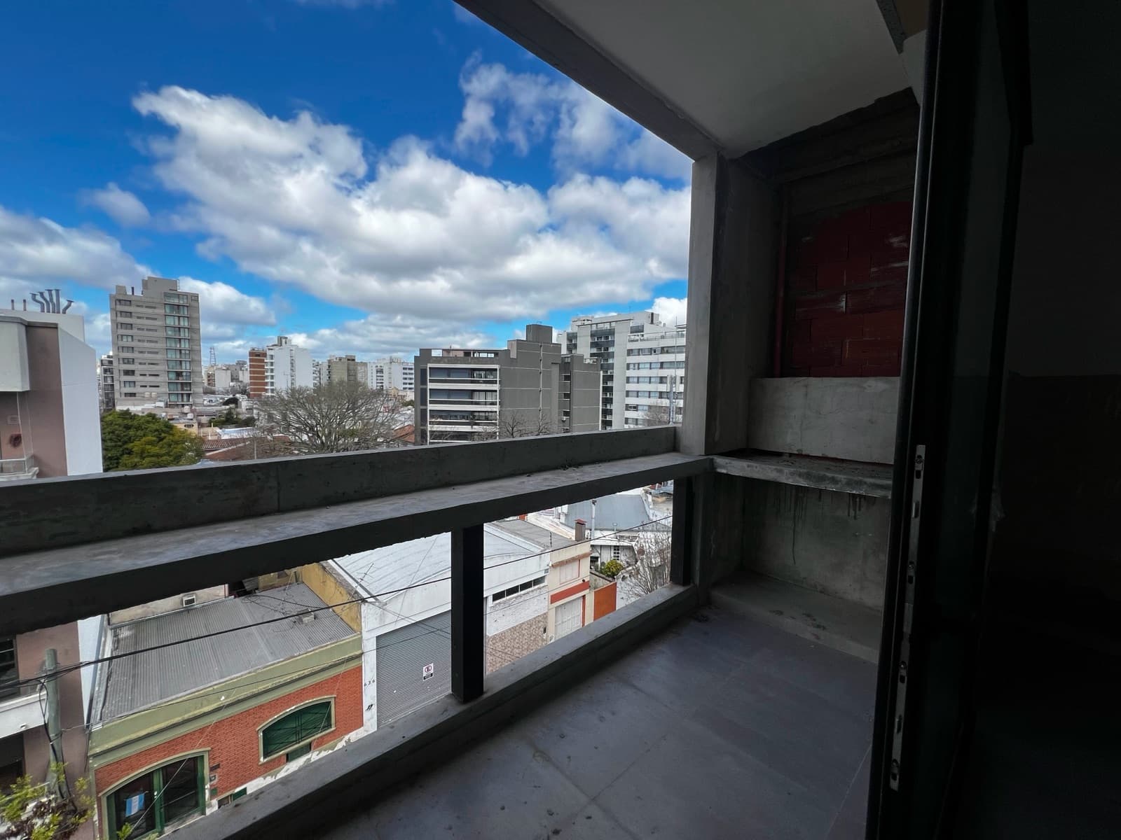 Apartment in La Plata, 37th Street between 7th and 8th Streets: 2-bedroom apartment with an office, barbecue, and garage