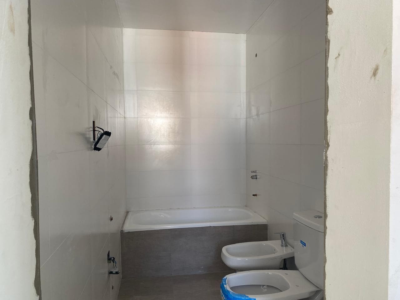Apartment in La Plata, 37th Street between 7th and 8th Streets. 2-bedroom apartment with an office, barbecue, and garage