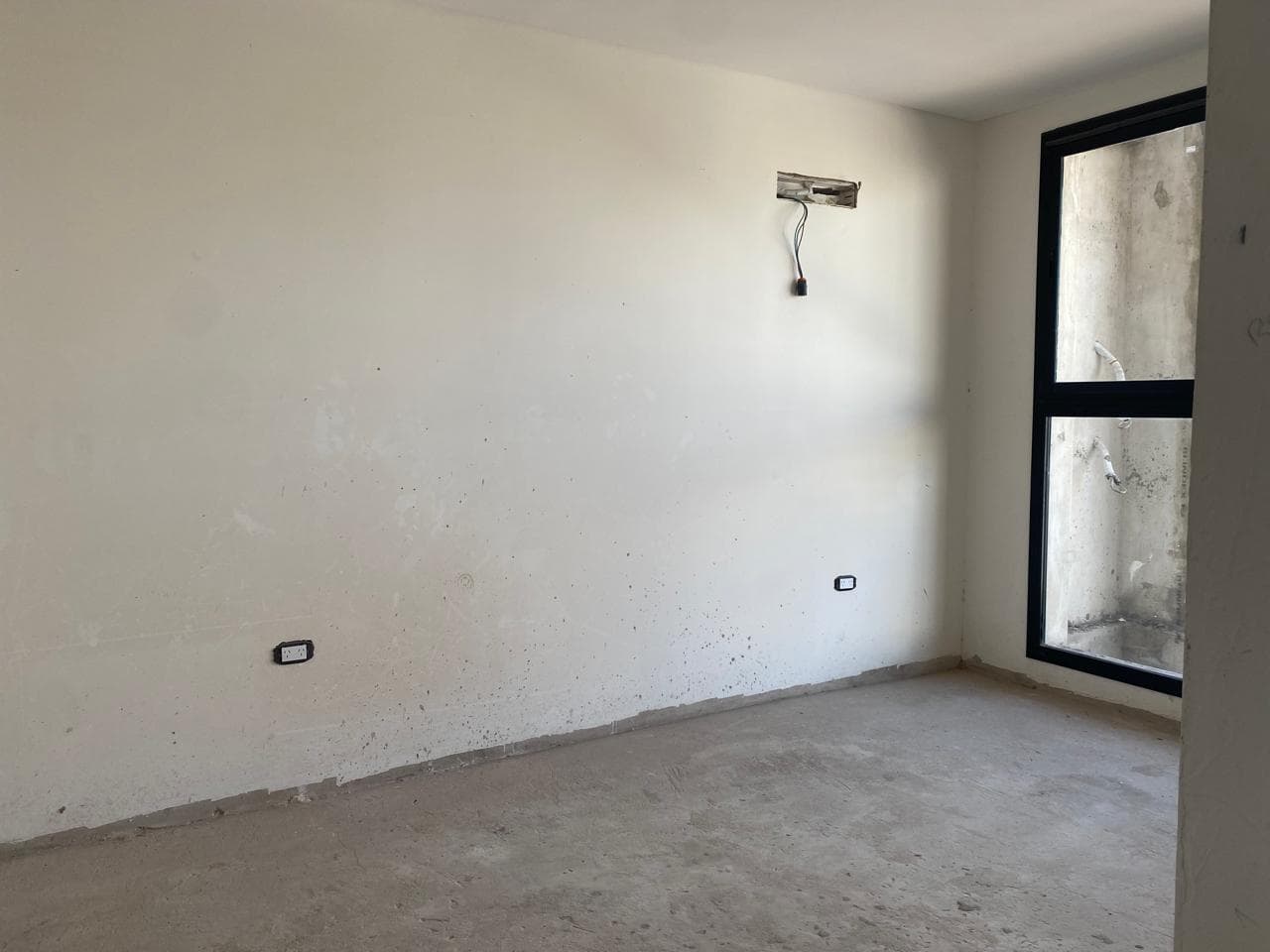 Apartment in La Plata, 37th Street between 7th and 8th Streets. 2-bedroom apartment with an office, barbecue, and garage