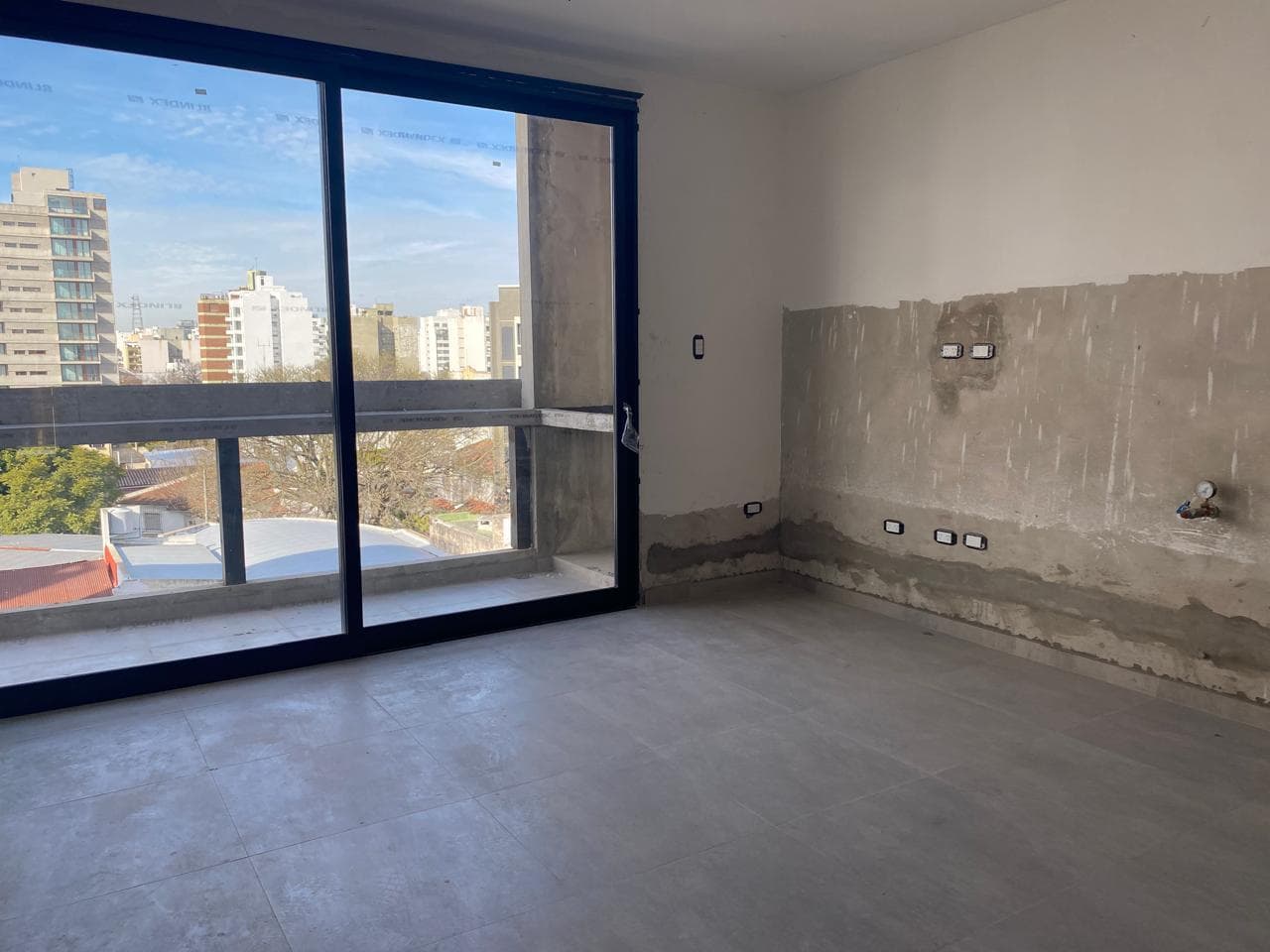 Apartment in La Plata, 37th Street between 7th and 8th Streets. 2-bedroom apartment with an office, barbecue, and garage