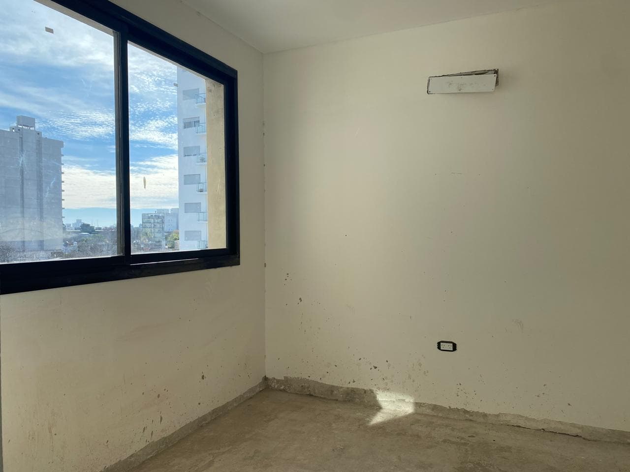Apartment in La Plata, 37th Street between 7th and 8th Streets. 2-bedroom apartment with an office, barbecue, and garage