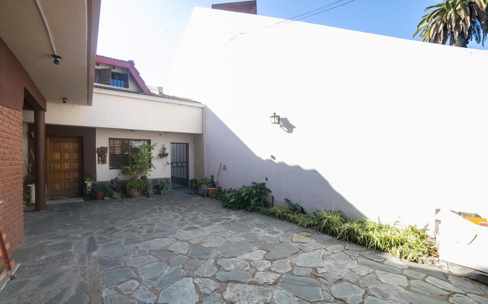 Two-story townhouse, 3 rooms, garage, patio. QUALIFIES FOR A LOAN. San Andrés, San Martín