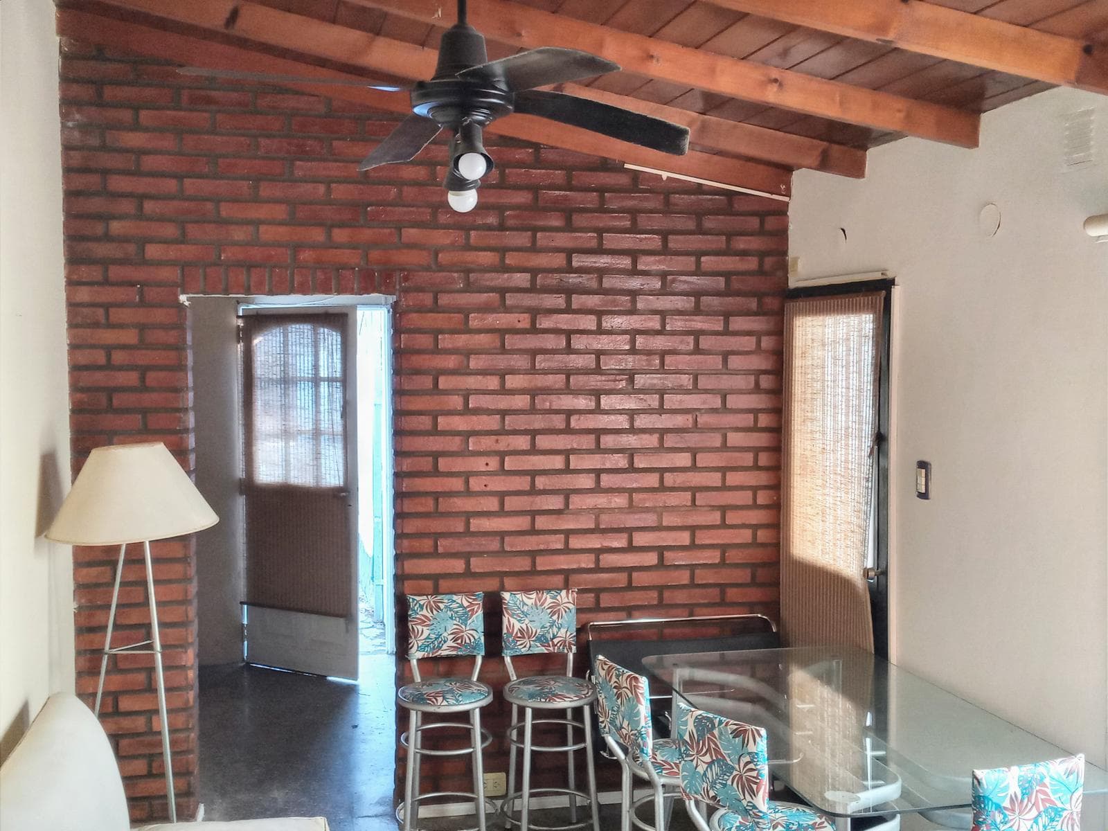 Two-story townhouse, 3 rooms, garage, patio. QUALIFIES FOR A LOAN. San Andrés, San Martín