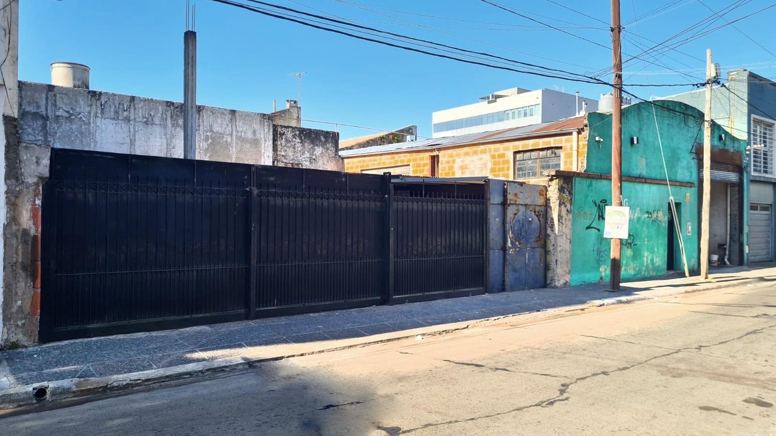 Venta 2 Galpones Ramos Mejia excelente y exclusiva ubicacion. Facil acceso a calles importantes.