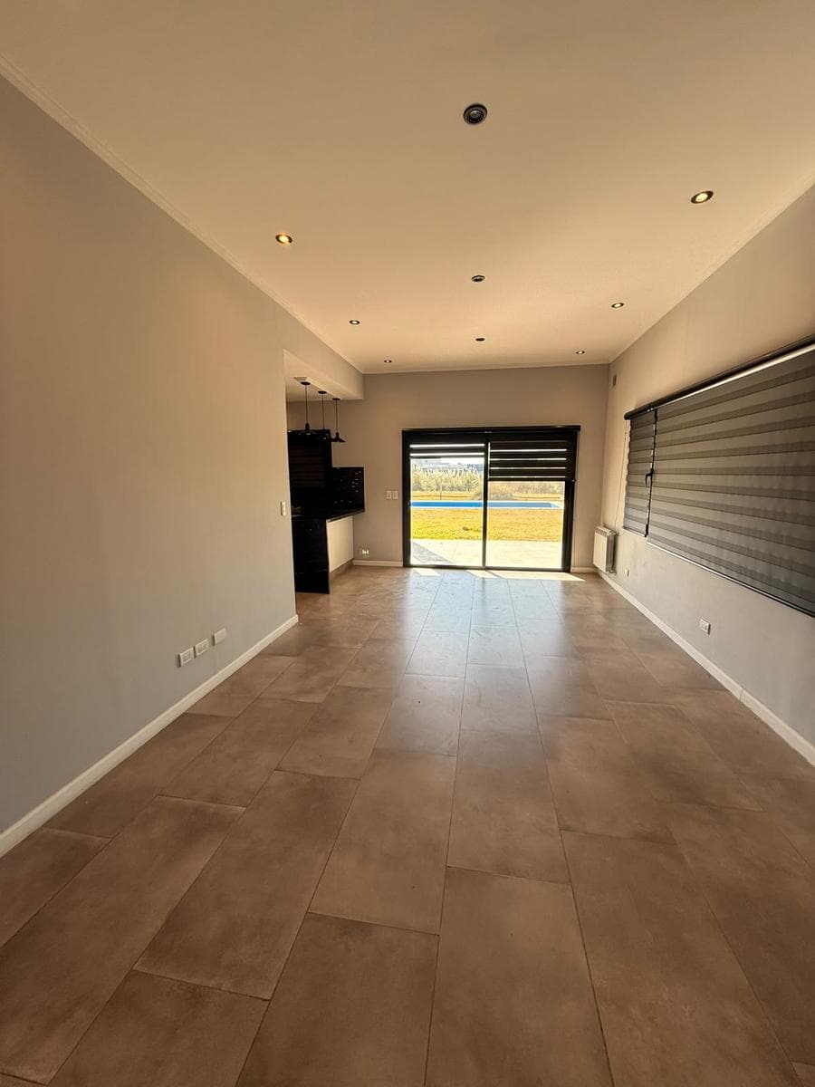 Annual Rental: 5-Bedroom House in the San Sebastian Neighborhood, Area 6