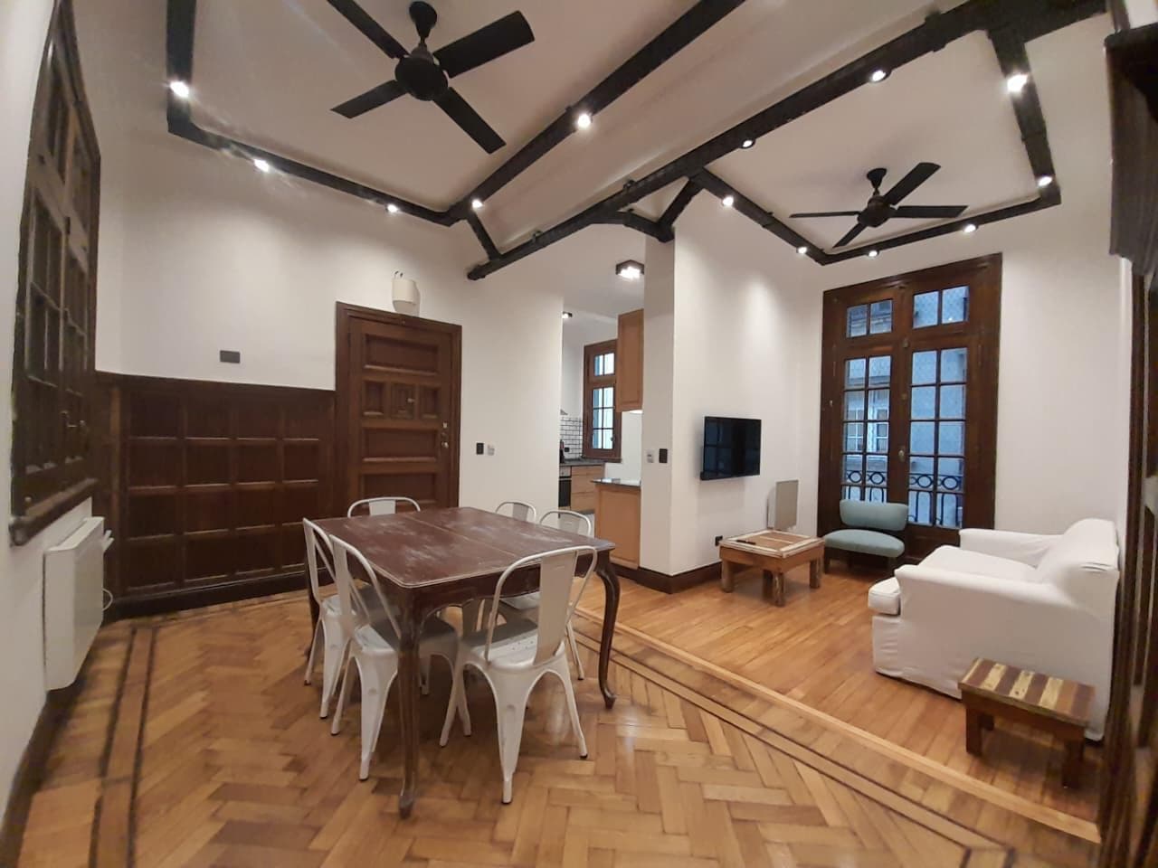 Renovated 3-room apartment in Monserrat - For Sale