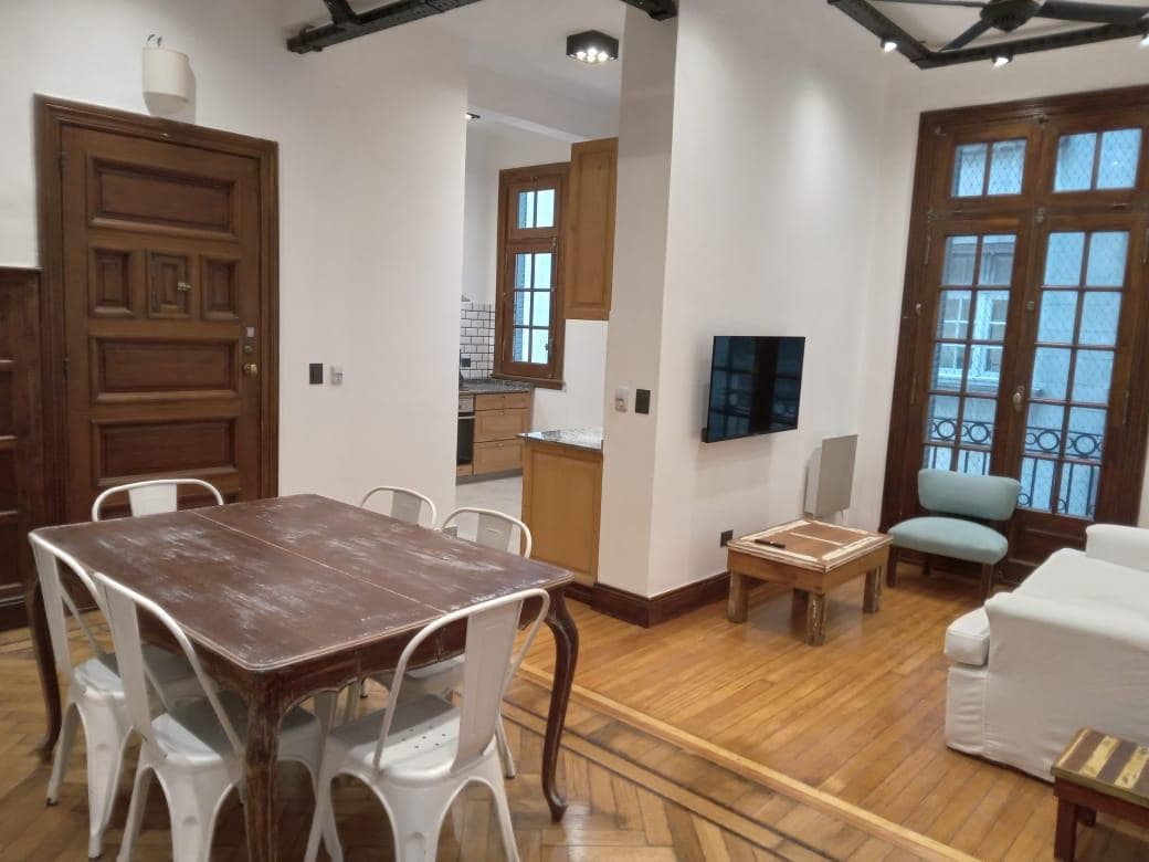 Renovated 3-room apartment in Monserrat - For Sale