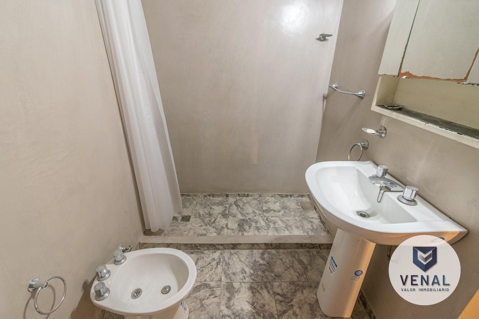 Apartment for Sale in Colegiales: 3-room apartment with garage, just a few meters from Elcano Avenue, 61 m²