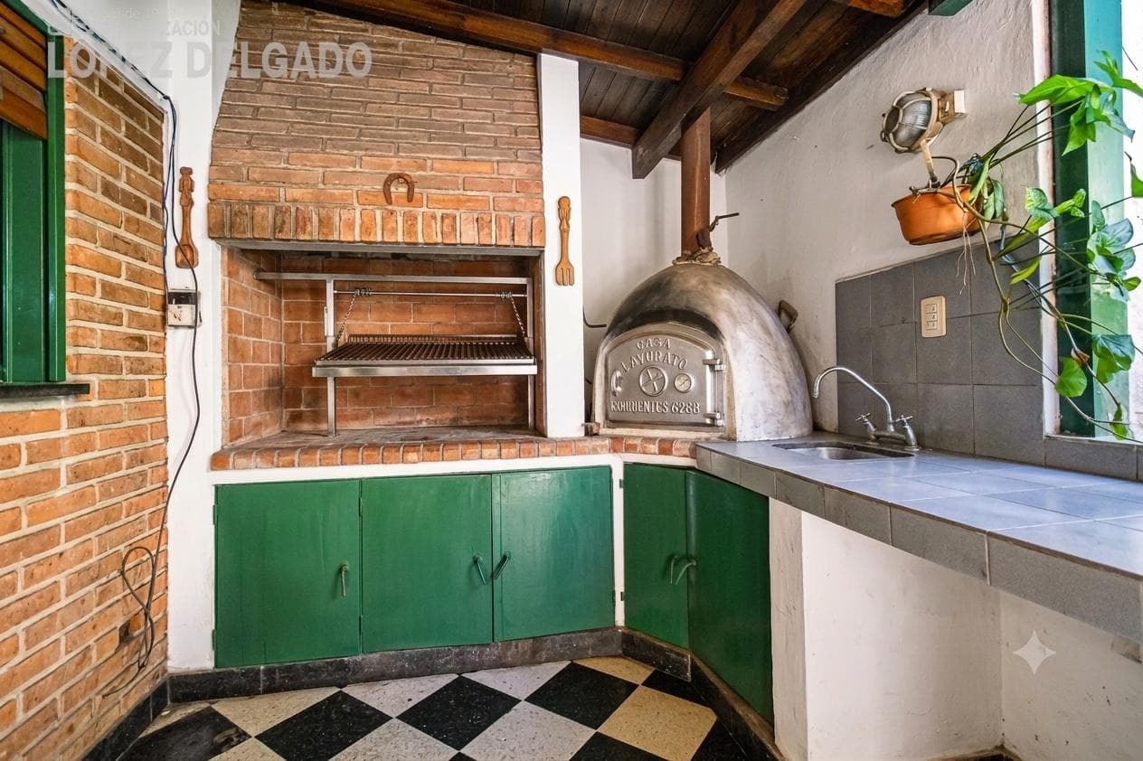 4-room house with a guest house, garden, and pool in Villa del Parque