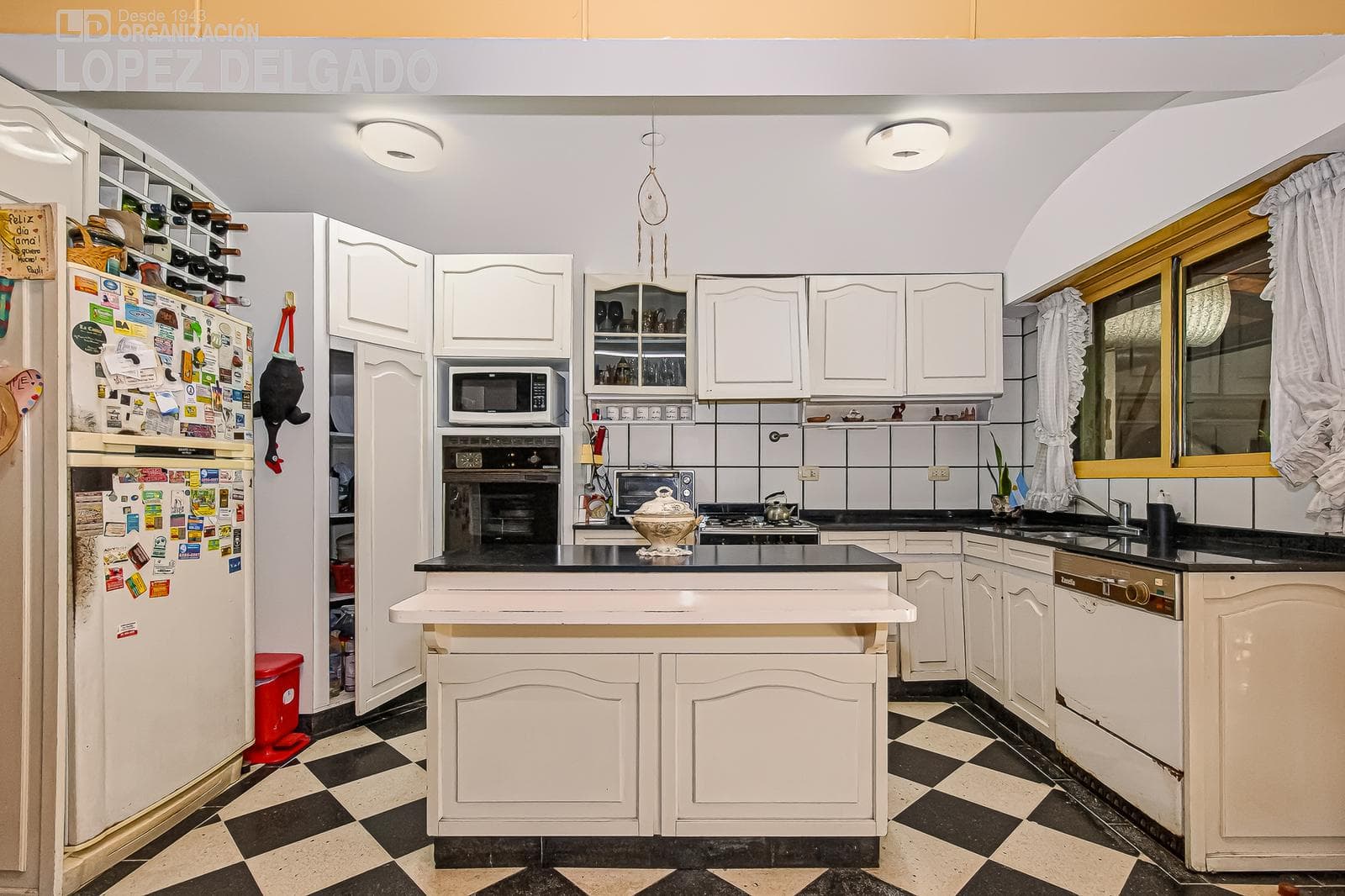 4-room house with a guest house, garden, and pool in Villa del Parque