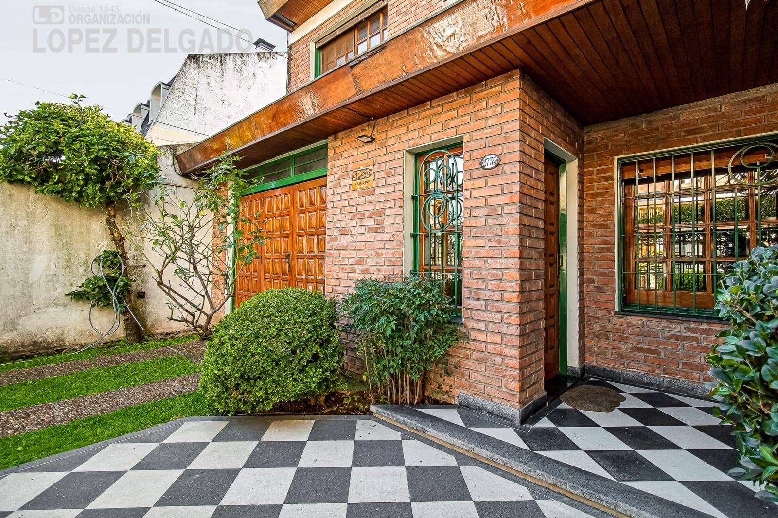 4-room house with a guest house, garden, and pool in Villa del Parque
