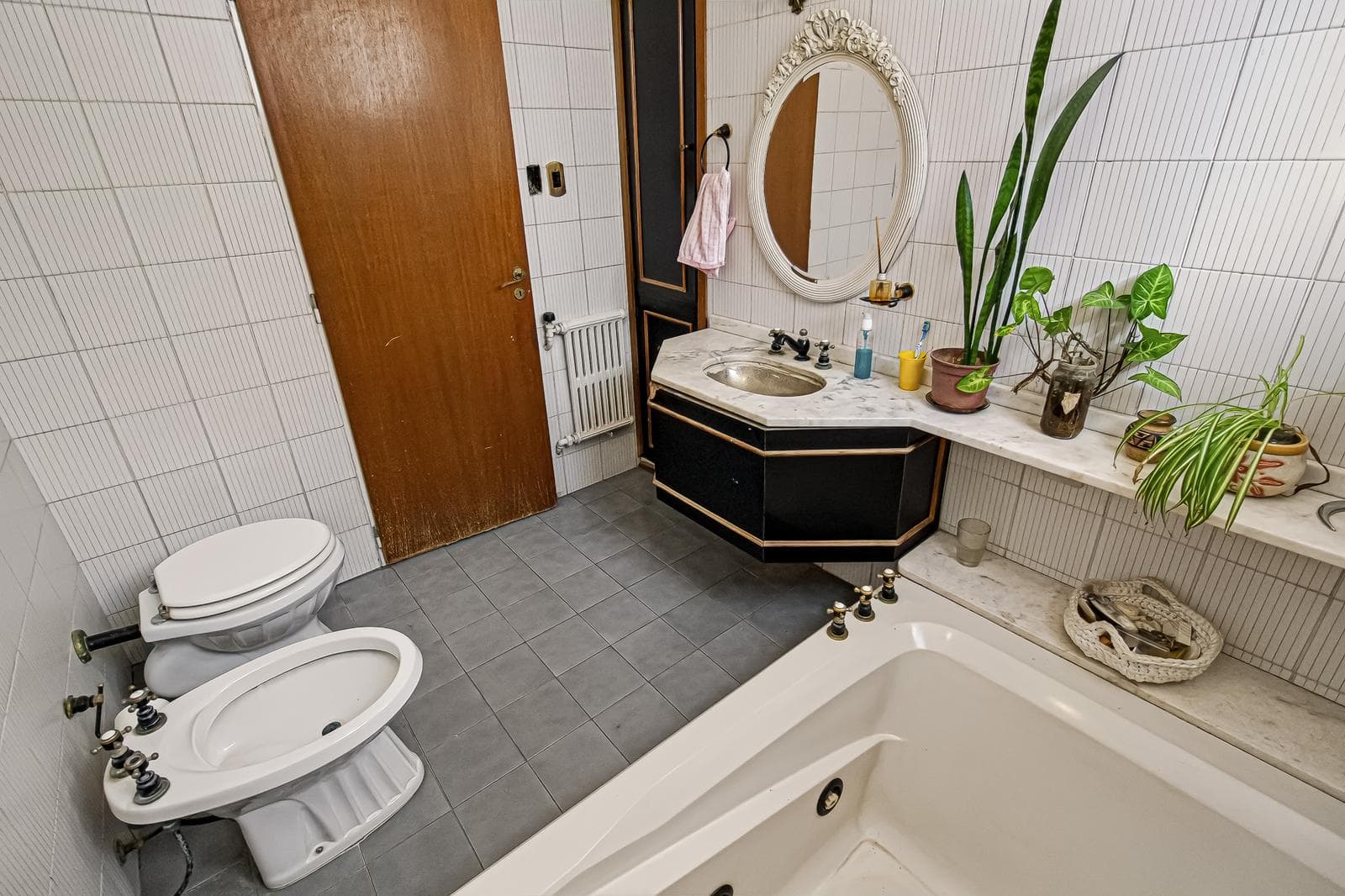 4-room house with a guest house, garden, and pool in Villa del Parque