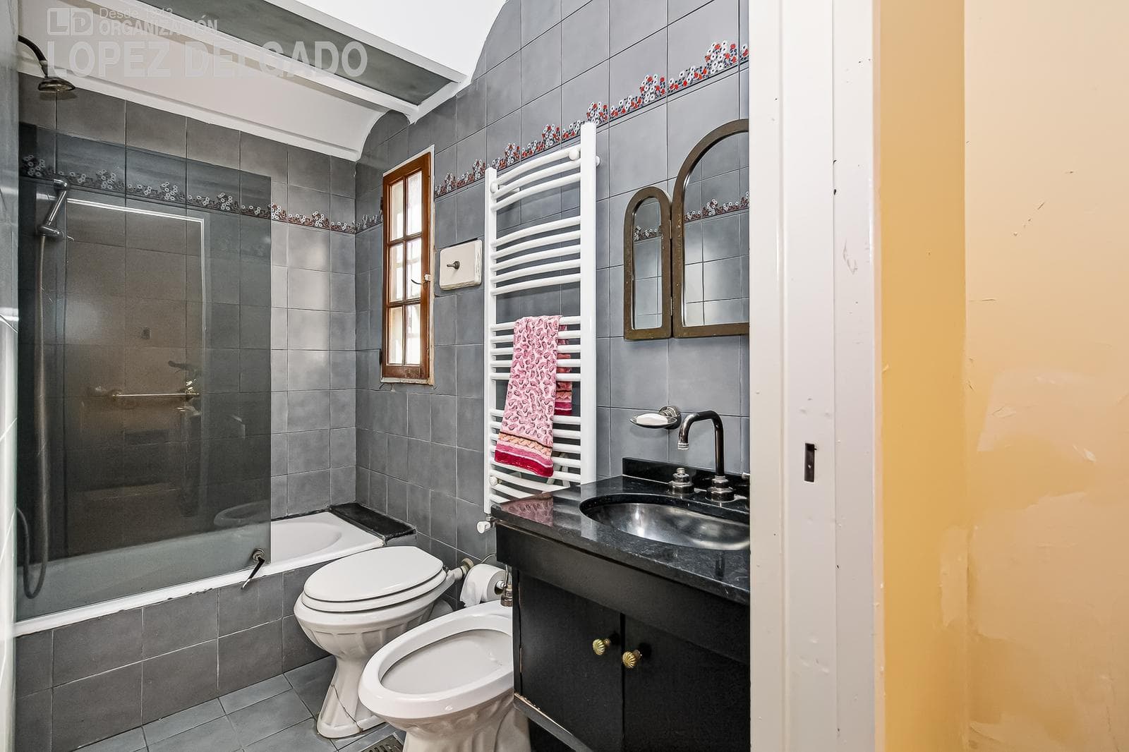 4-room house with a guest house, garden, and pool in Villa del Parque
