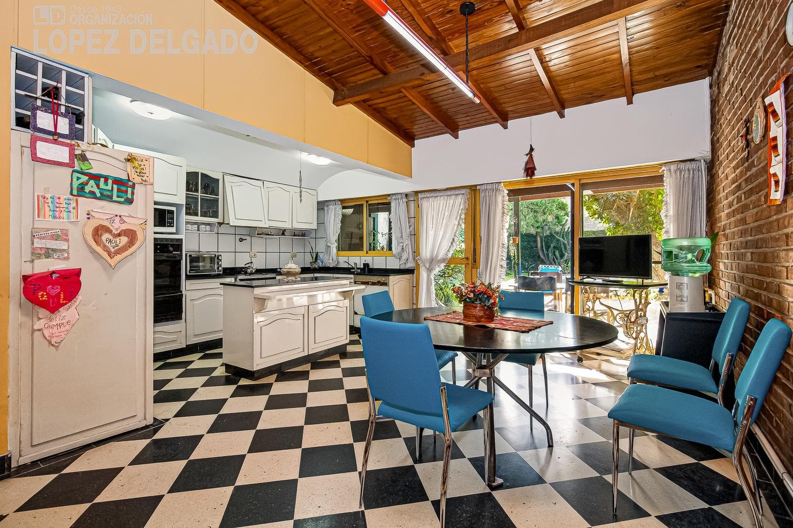 4-room house with a guest house, garden, and pool in Villa del Parque