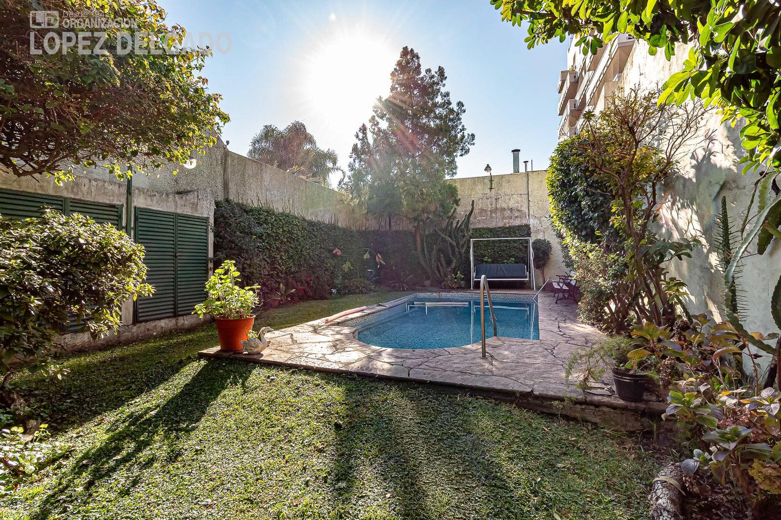 4-room house with a guest house, garden, and pool in Villa del Parque