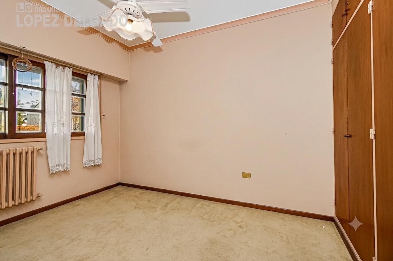 4-room house with a guest house, garden, and pool in Villa del Parque