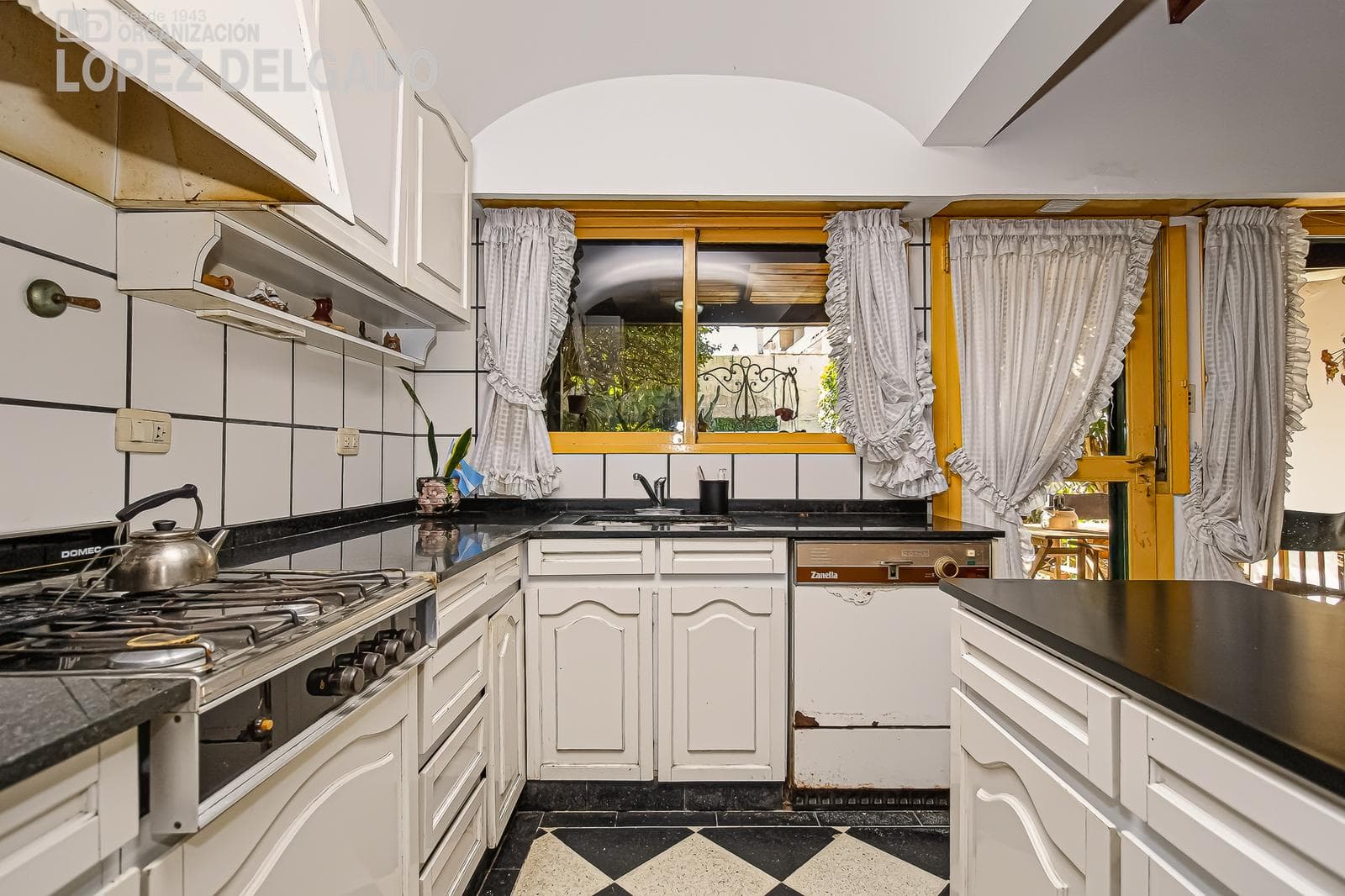 4-room house with a guest house, garden, and pool in Villa del Parque