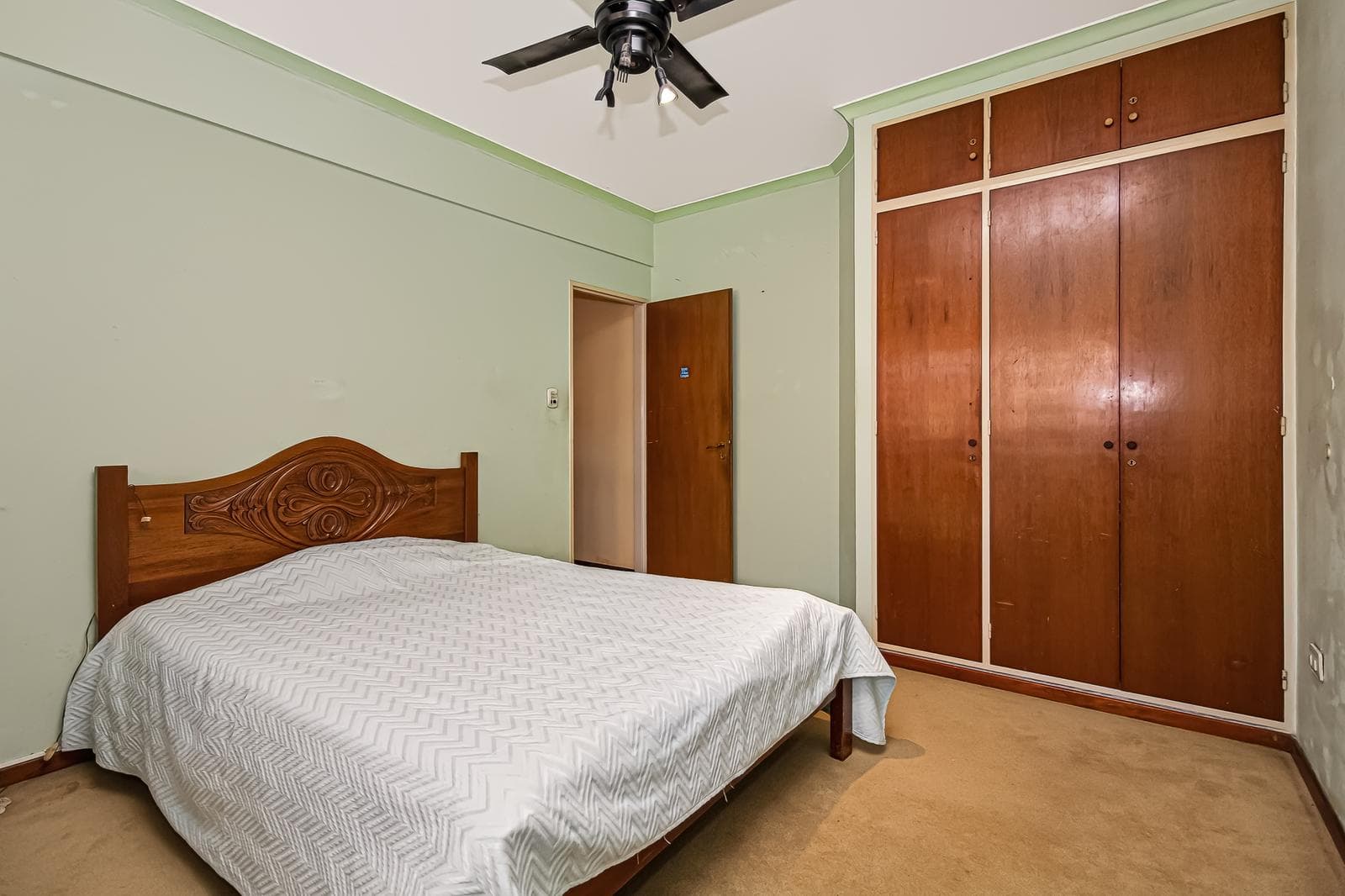 4-room house with a guest house, garden, and pool in Villa del Parque
