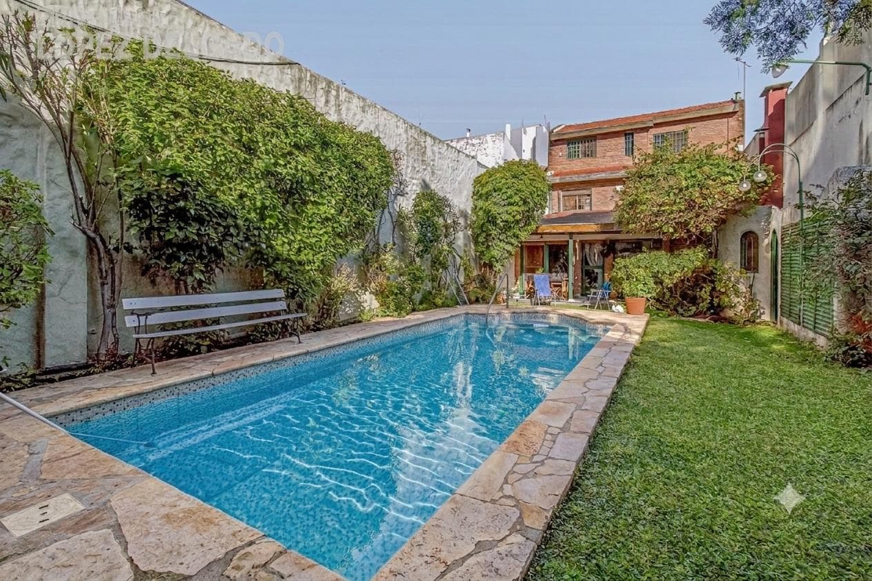 4-room house with a guest house, garden, and pool in Villa del Parque