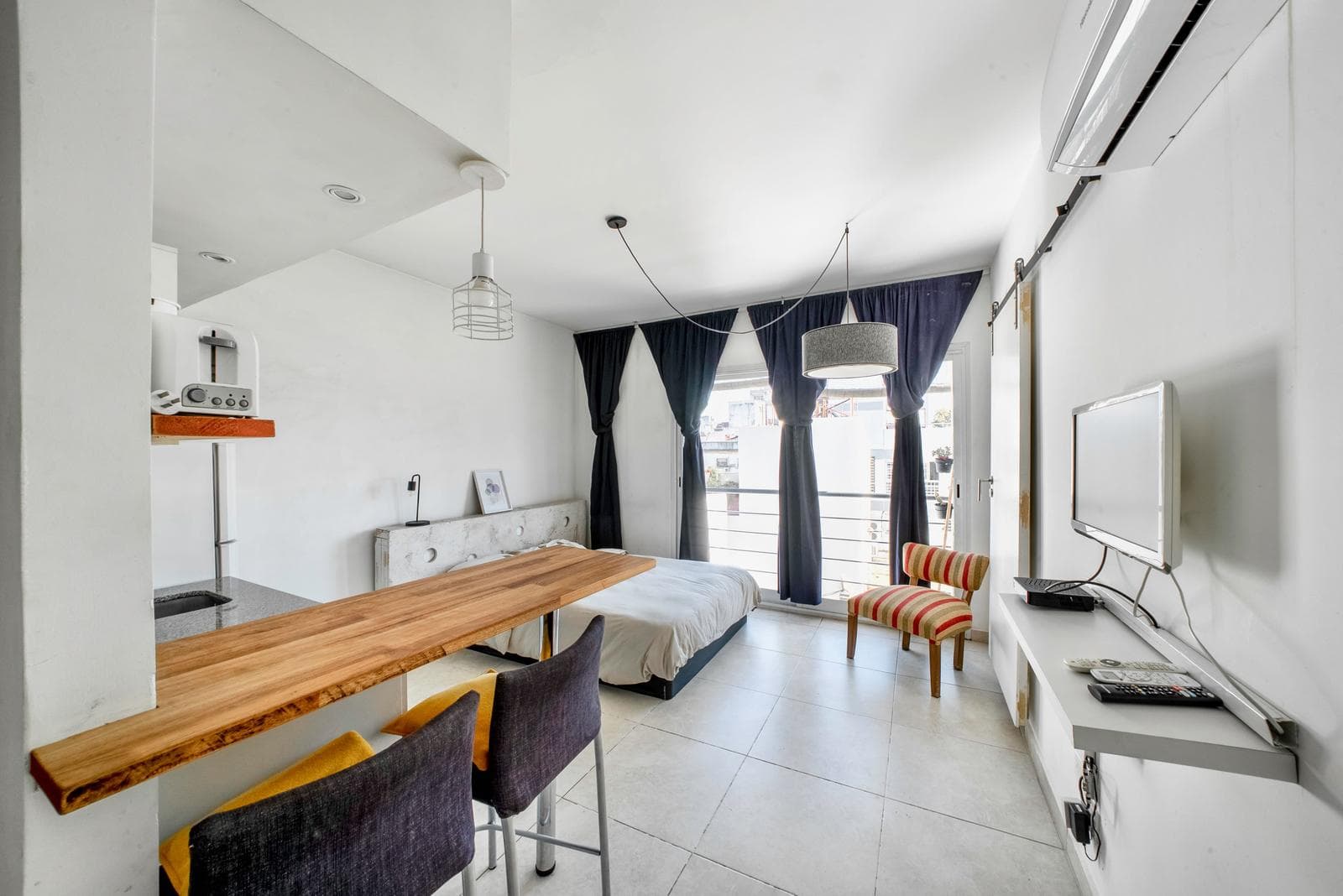 Furnished studio apartment with amenities available for short-term rent in Almagro