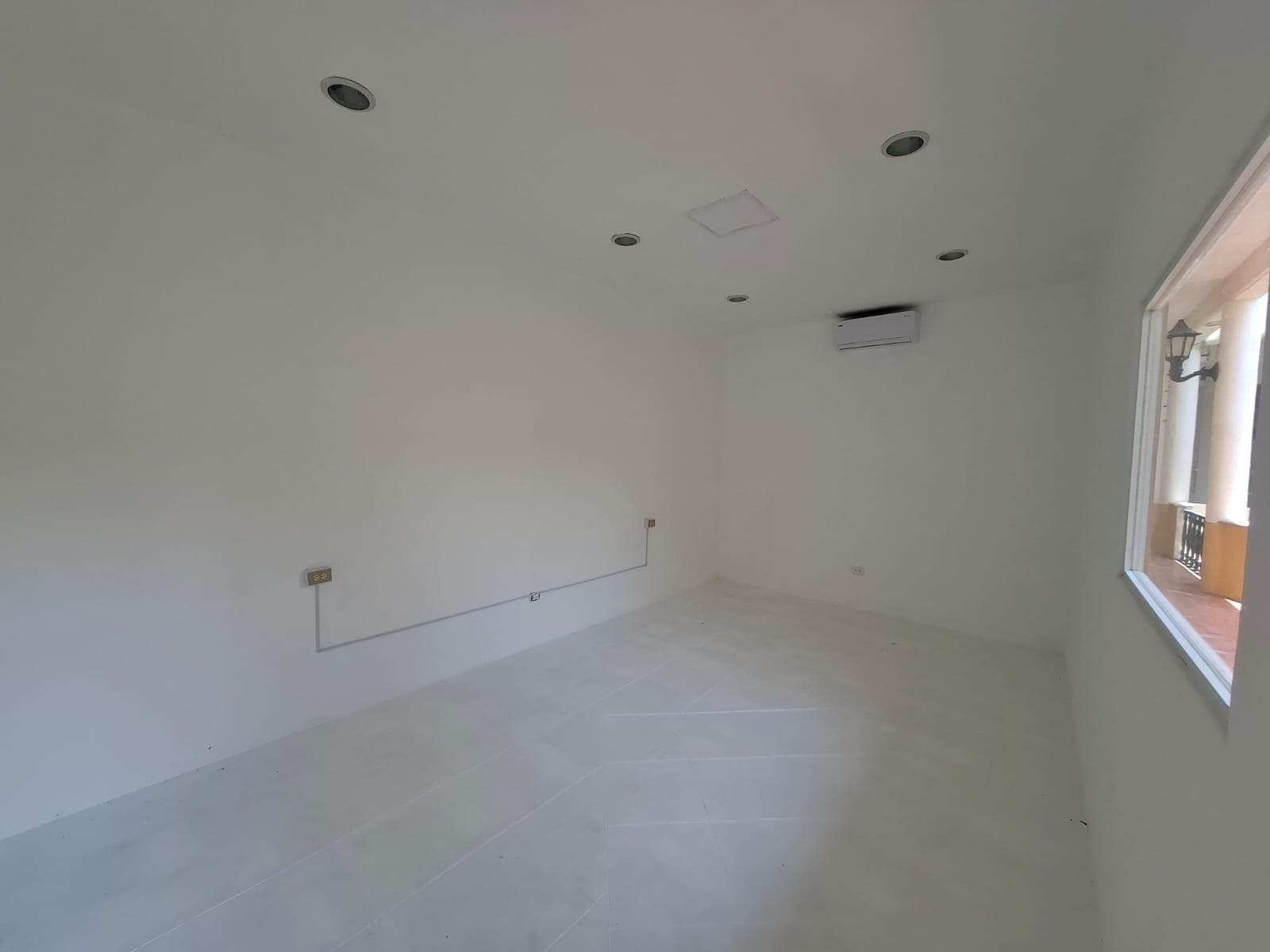LOCAL EN PLAZA COMERCIAL SOBRE AV 10