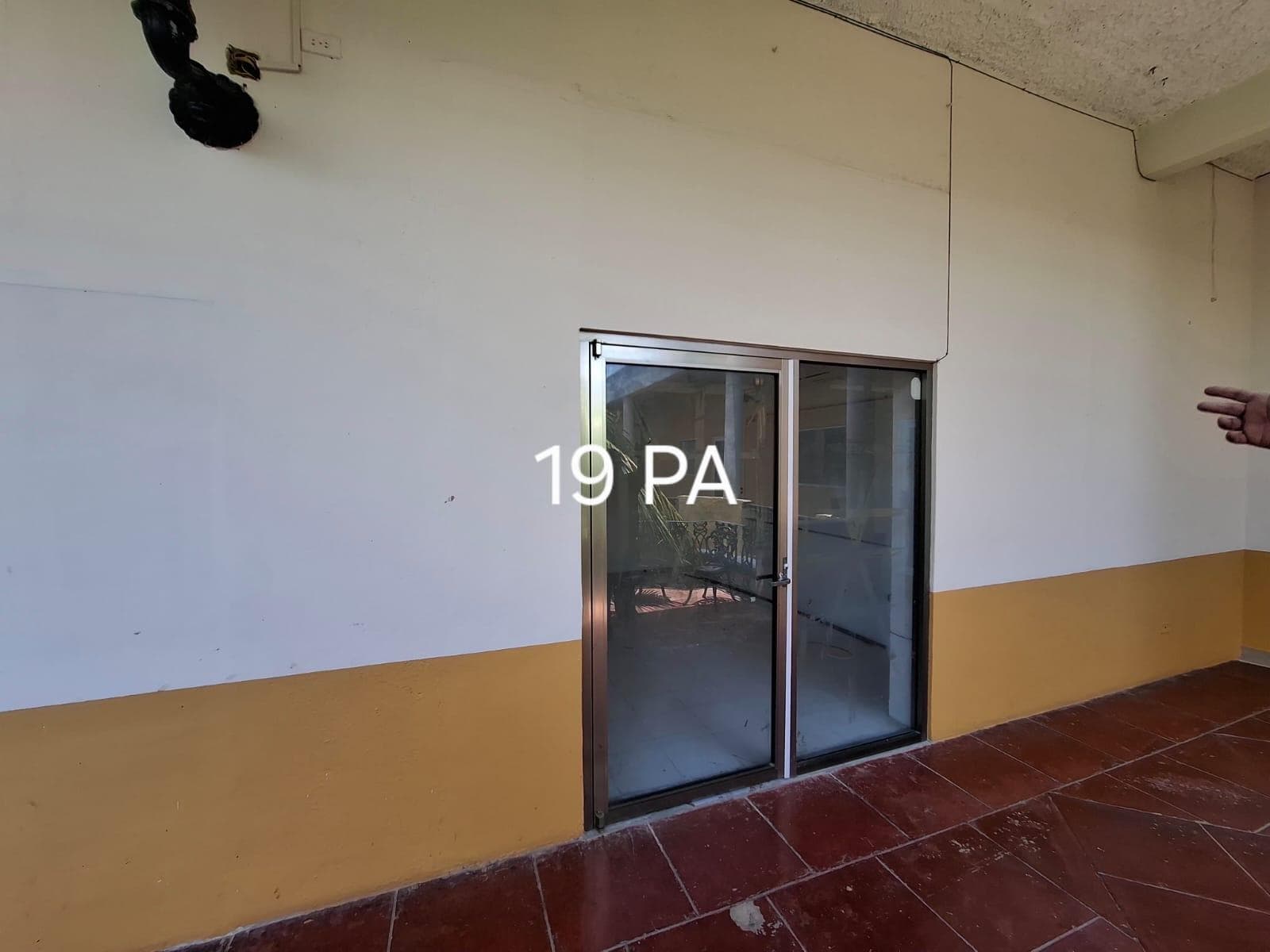 LOCAL EN PLAZA COMERCIAL SOBRE AV 10