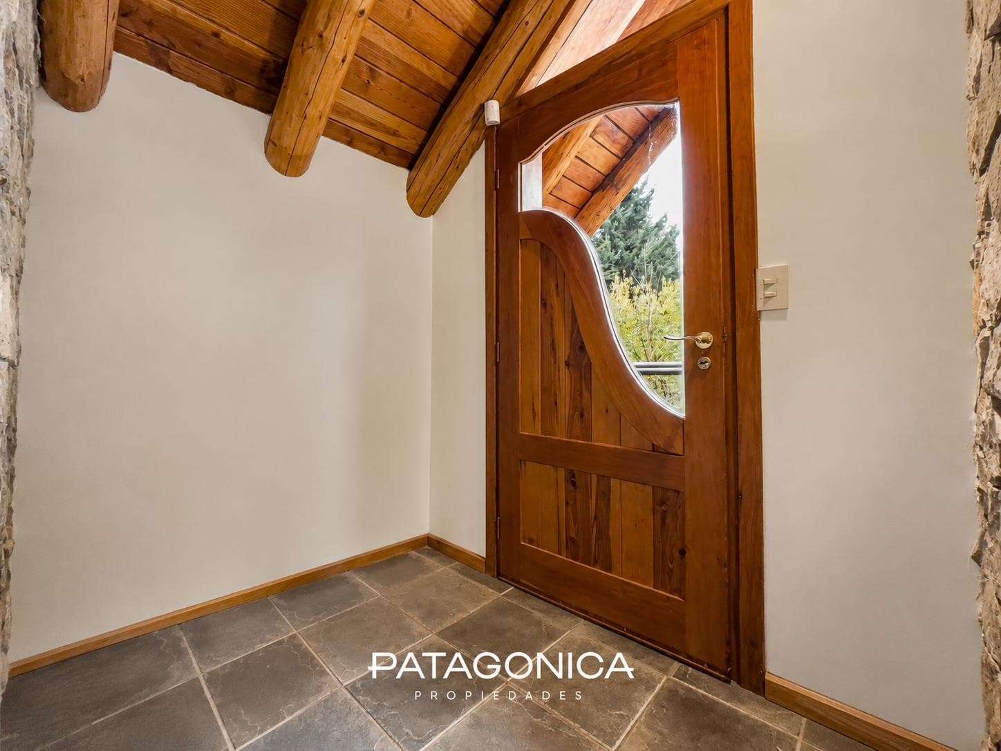 House for sale, 272 m², on the Manzano Peninsula, 50 meters from the beach, Villa la Angostura