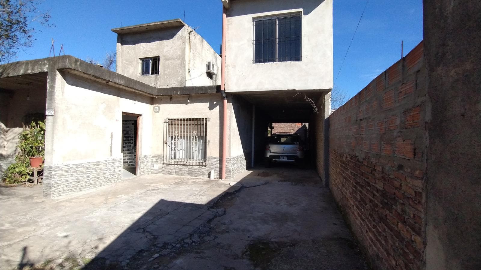 House for Sale: 3 bedrooms plus a spacious apartment on a large lot in MONTE GRANDE