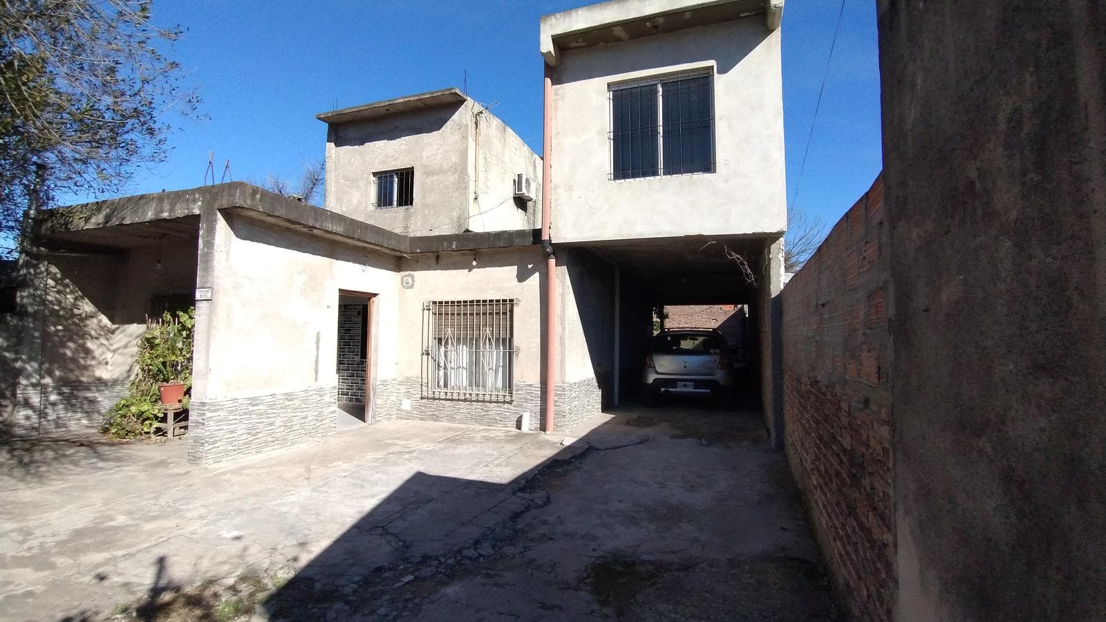House for Sale: 3 bedrooms plus a spacious apartment on a large lot in MONTE GRANDE
