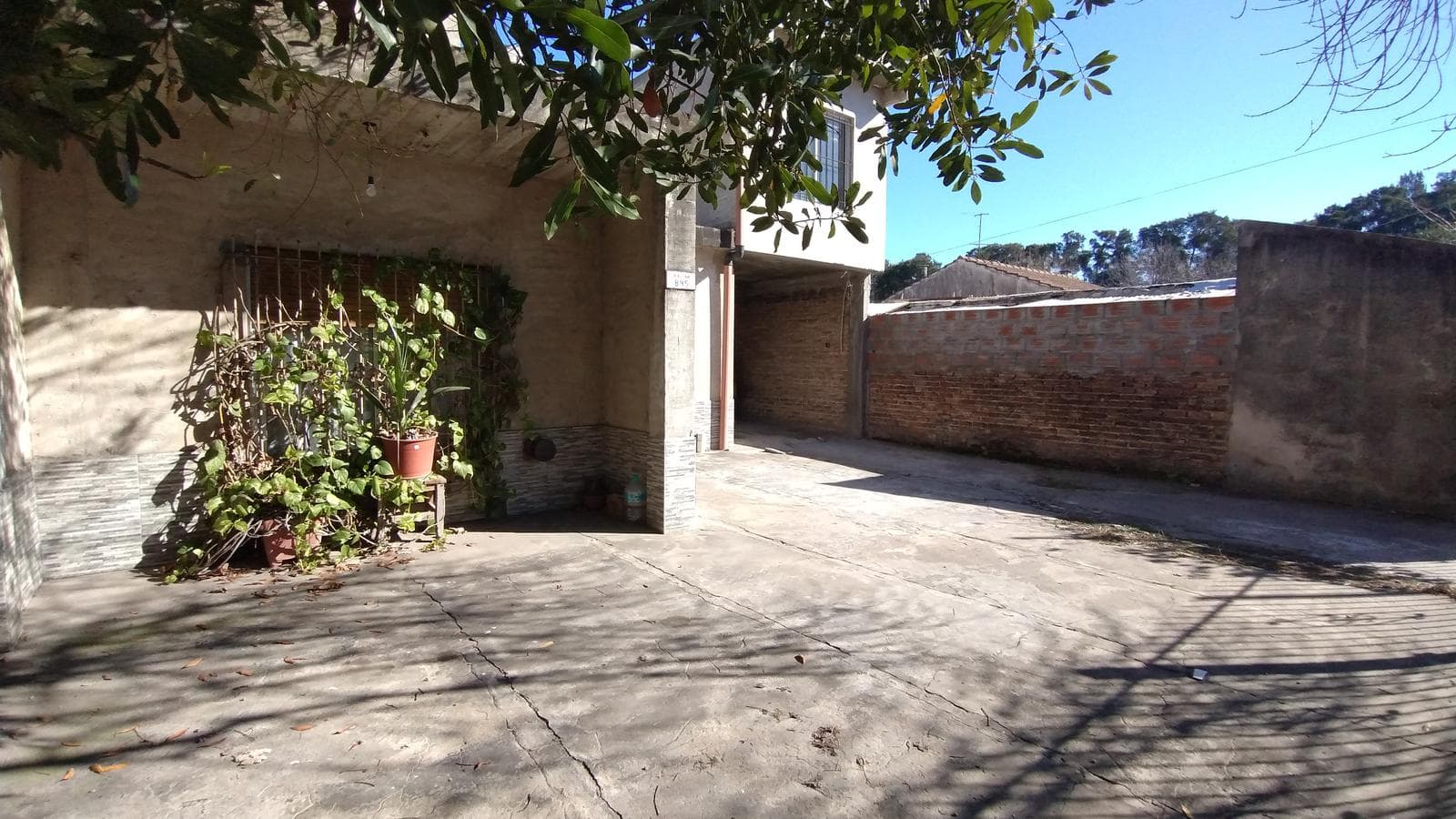 House for Sale: 3 bedrooms plus a spacious apartment on a large lot in MONTE GRANDE