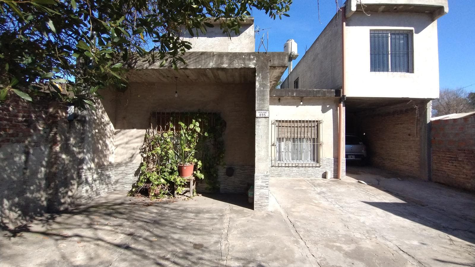 House for Sale: 3 bedrooms plus a spacious apartment on a large lot in MONTE GRANDE